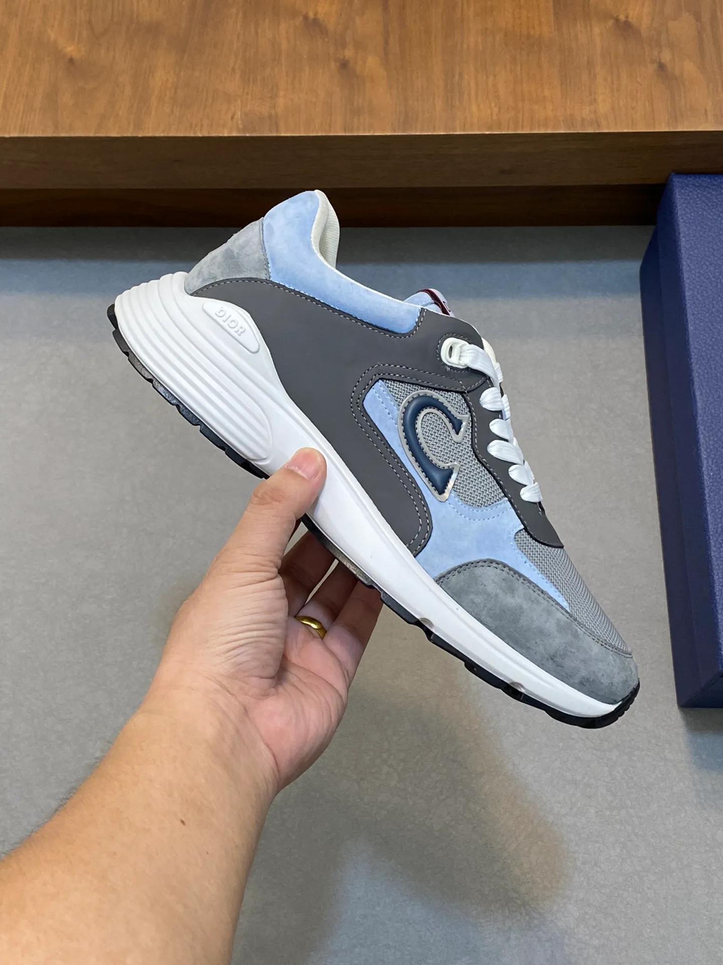 Men's men's shoes 💰440 [New style] 🐦‍⬛🐦‍⬛ Dior low-top series casual sports shoes sneakers original purchase development production production This sports shoe is a classic item. Crafted from Dior Gray cow leather with tonal CD Diamond canvas panels on the sides. The CD Icon-shaped shoelace eyelets are subtle and sophisticated, and the two-tone rubber sole, tongue and heel are all decorated with distinctive details for added sophistication. The padded high-top design makes the shape more refined and improves comfort and support. Fashionable and versatile, it can complement any look.  Exquisite packaging at the delivery counter 🛍📦 ▪️Fabric: Original customized calfskin ▪️Inner lining: Customized breathable lining ▪️Outsole: Original molded TPU combination outsole ▪️Sole thickness: 3CM ▪️Size: Men's size 39-45 (38 45 customized)